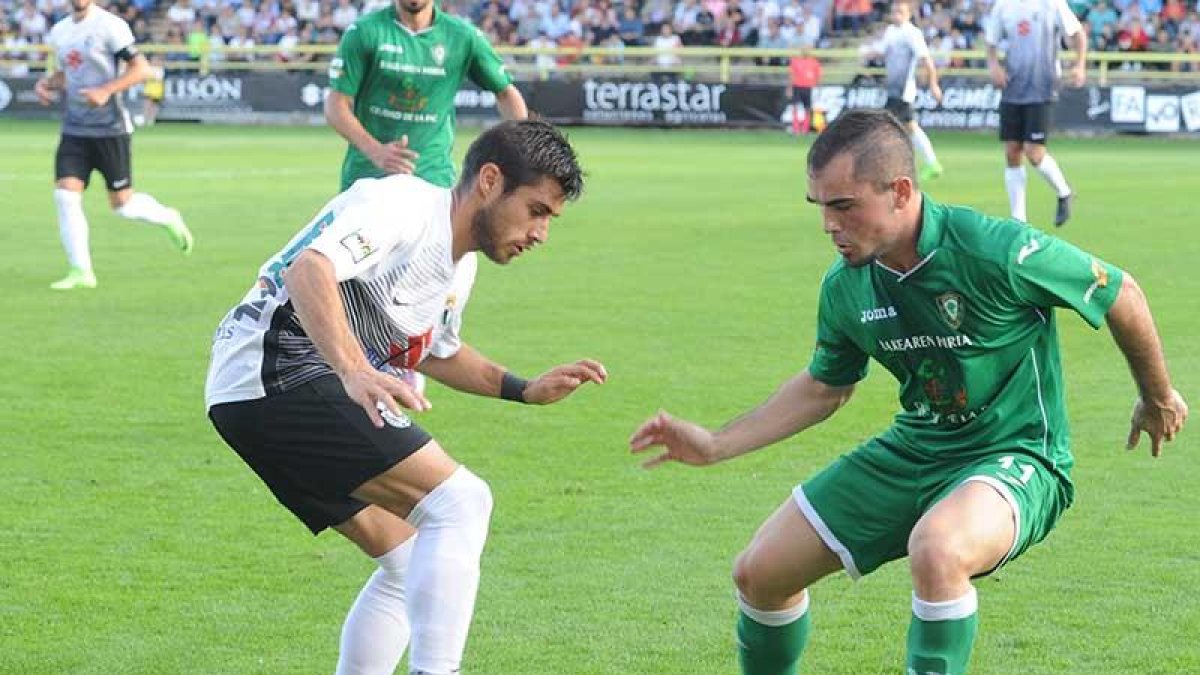 Jon Madrazo, en acción en el choque de ida en El Plantío con la camiseta del Gernika-Israel L. Murillo