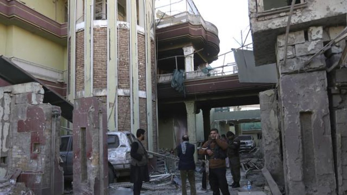 La embajada española en Kabul después de la explosión.-AP / RAHMAT GUL