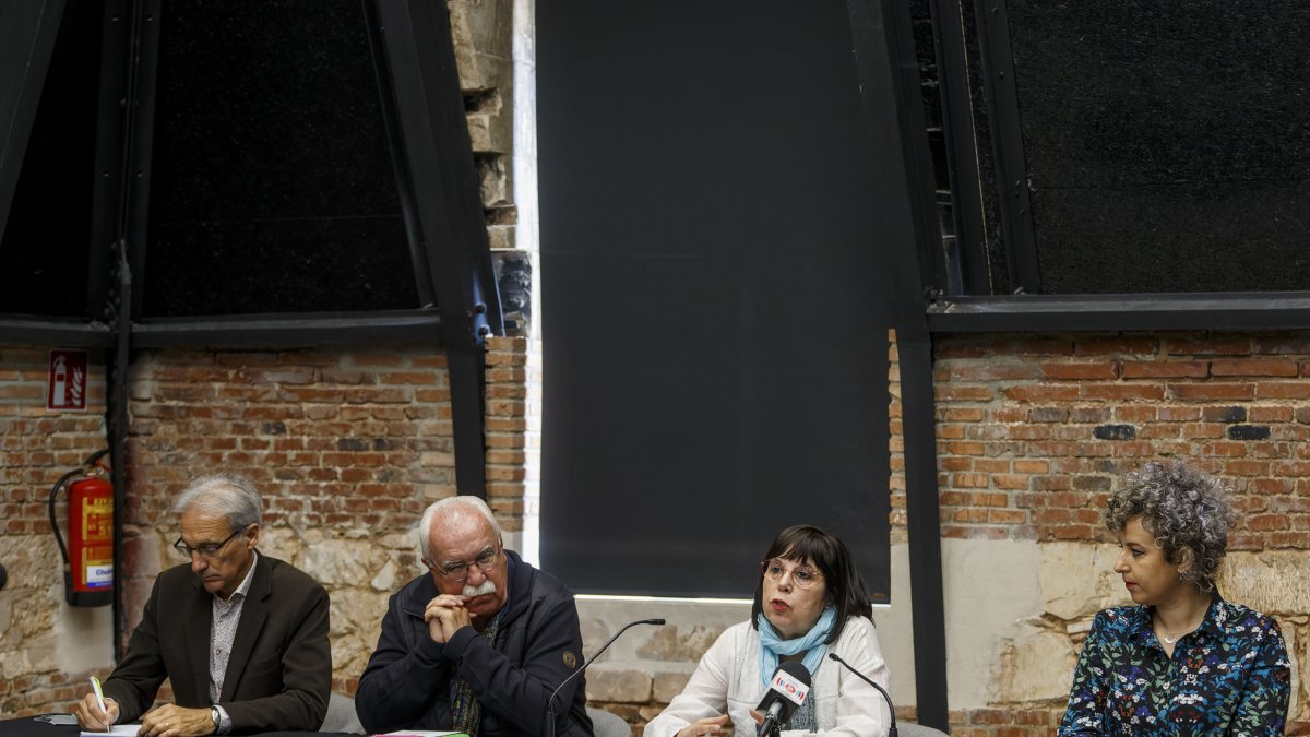 De izquierda a derecha: Jesús de la Gándara, Juan Francisco Lorenzo, Mª Ángeles Martínez y Elena García en la presentación del grupo Apresuic Burgos. SANTI OTERO