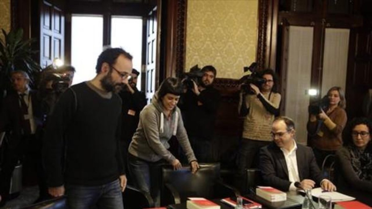 Benet Salellas y Anna Gabriel (CUP) y Jordi Turull y Marta Rovira (Junts pel Sí), en la reunión de la Junta de Portavoces del Parlament, ayer.-ALBERT BERTRAN