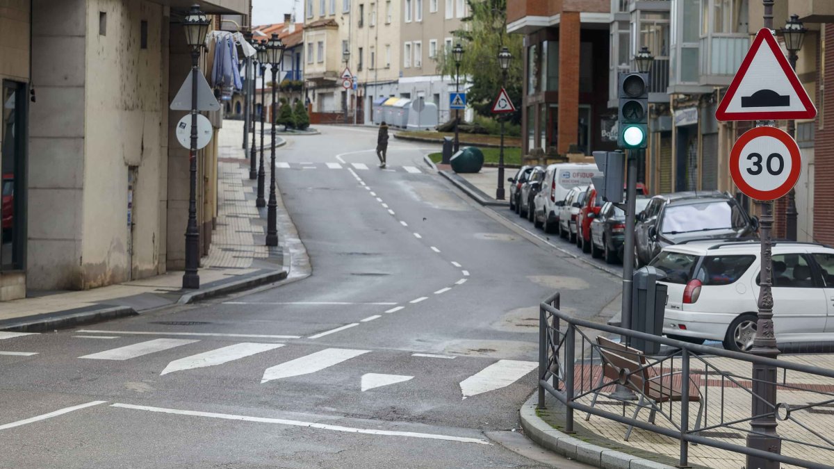 Francisco Salinas es la calle en la que los conductores más ignoran la prohibición de circular a más de 30km/h. SANTI OTERO