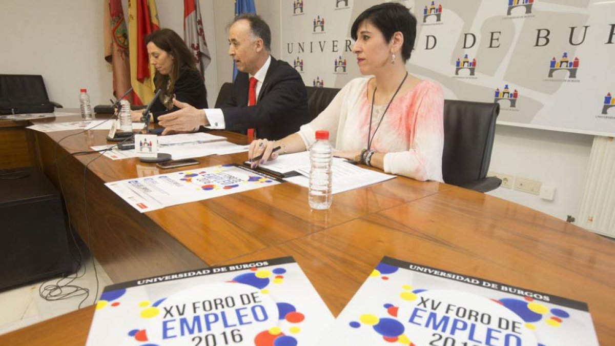 María JoséBarcenilla, José Luis Peña y Azucena Ubierna, durante la presentación del Foro de Empleo.-RAÚL G. OCHOA