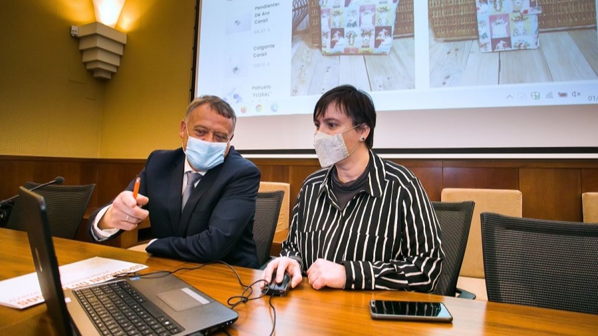 Lorenzo Rodríguez y Silvia Torrente (Coarte) presentan Marketplace, el Amazon de los artesanos burgaleses. TOMÁS ALONSO