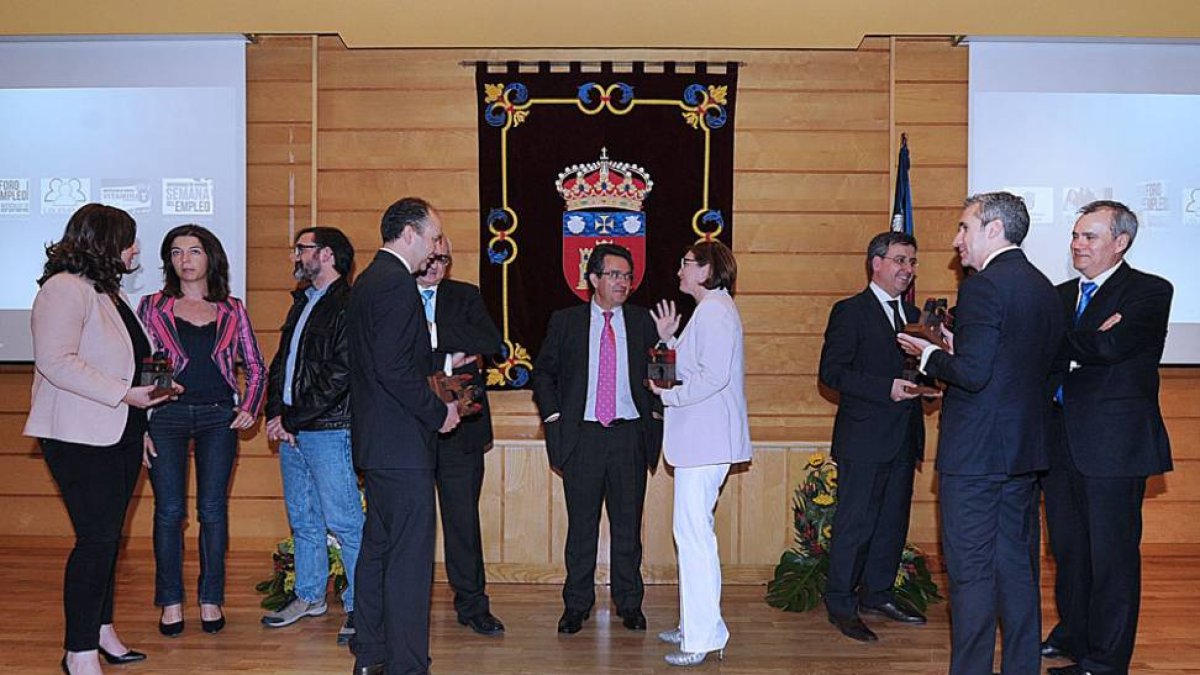 Los premiados con el rector de la Universidad, Alfonso Murillo, en el centro, después de la entrega de premios.-ISRAEL L. MURILLO
