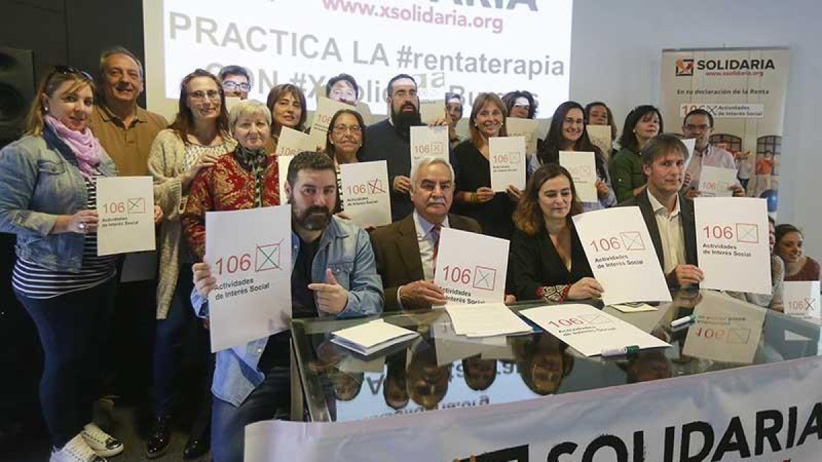Asociaciones y ‘padrinos’ posan con la imagen de la campaña.-RAÚL G. OCHOA