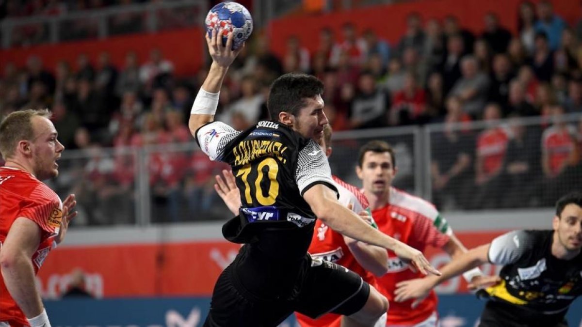 El español Alex Dujshebaev, en una acción del partido Dinamarca-España.-GEORGI LICOVSKI