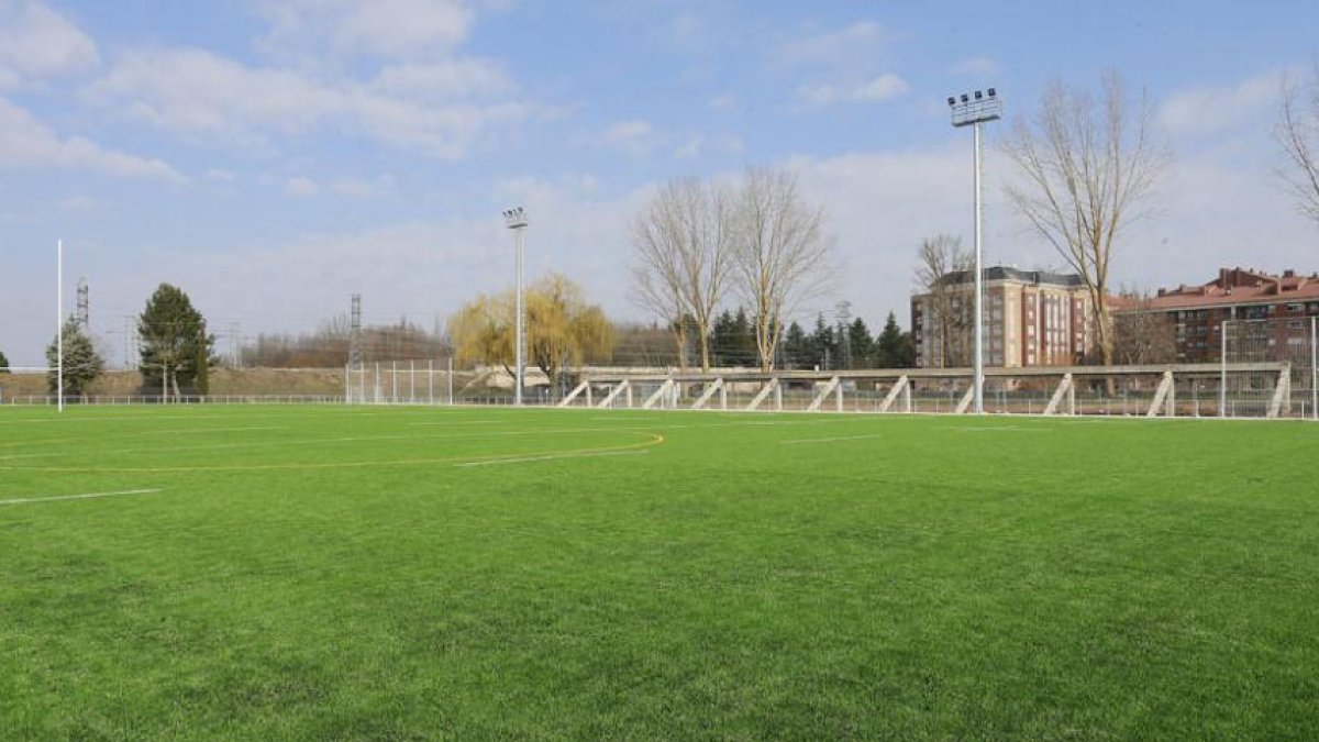 Imagen del estado actual del campo de rugby de San Amaro, instalación que mantiene la estructura de la antigua grada.-ISRAEL L. MURILLO