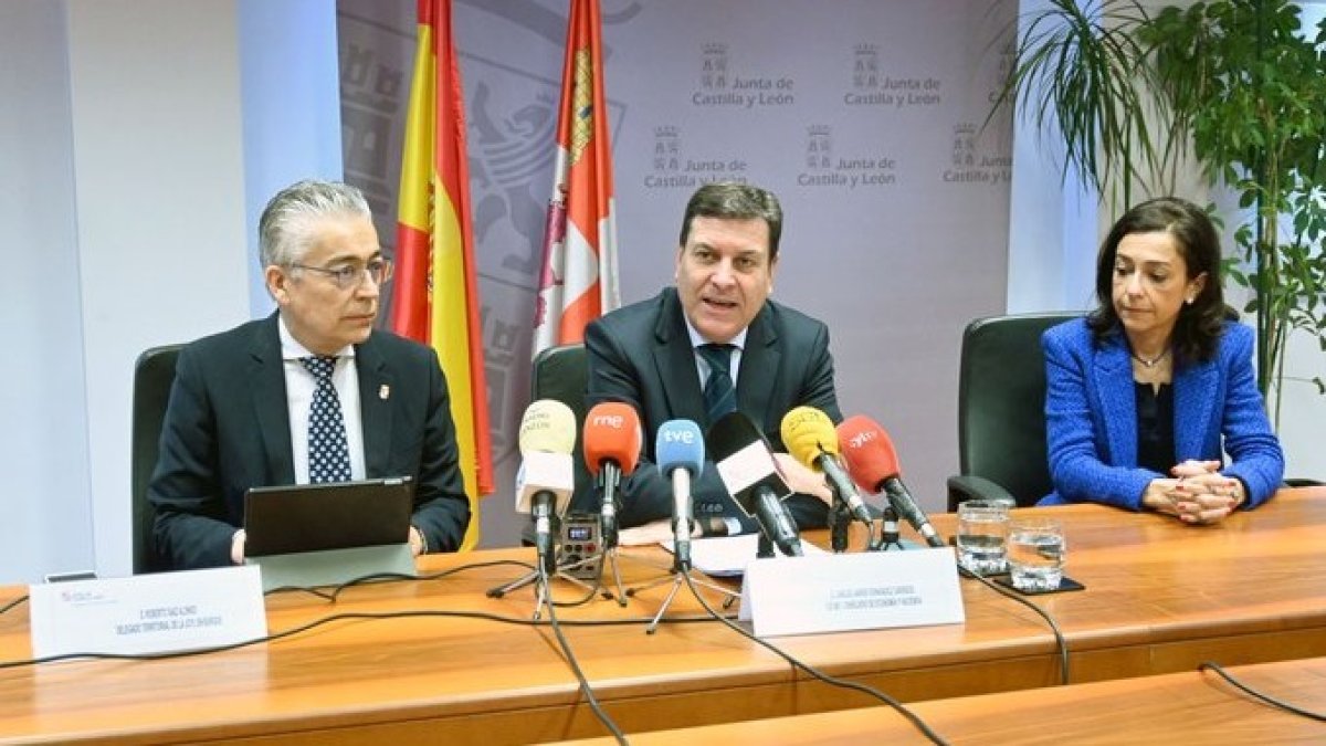 El consejero de Economía y Hacienda, Carlos Fernández Carriedo (centro), hace balance de la eliminación del impuesto de donaciones y sucesiones. JCYL