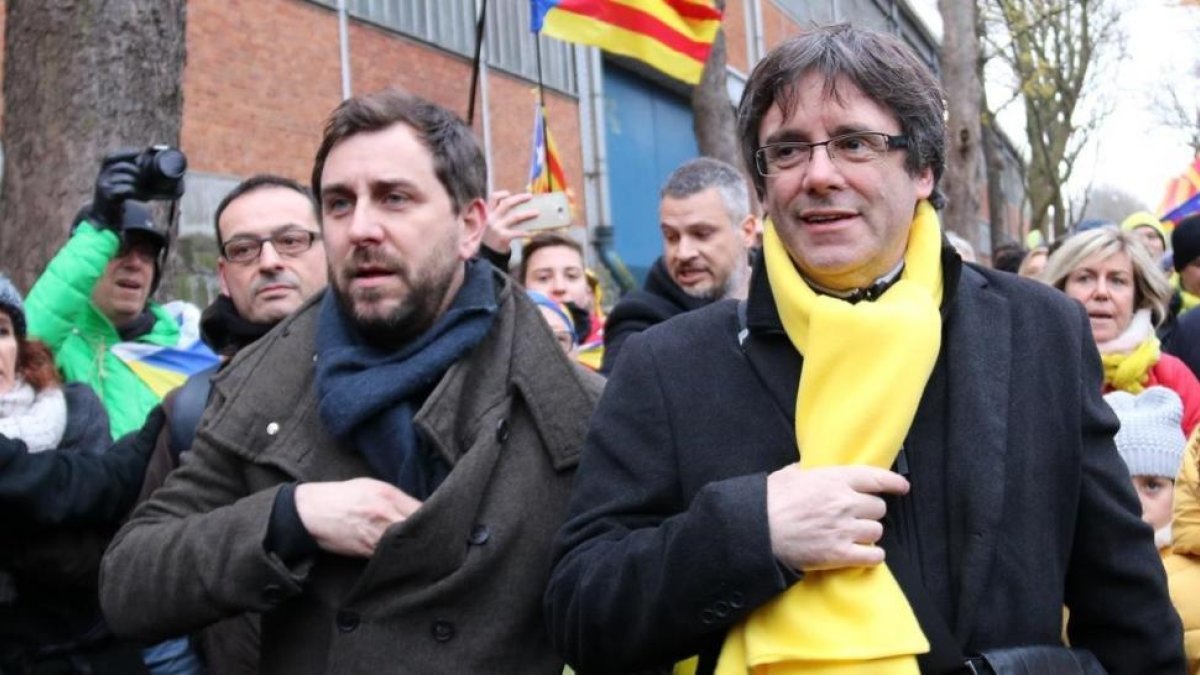 Toni Comín y Carles Puigdemont, en una manifestación en Bruselas.-/ BERNAT VILARO (ACN)