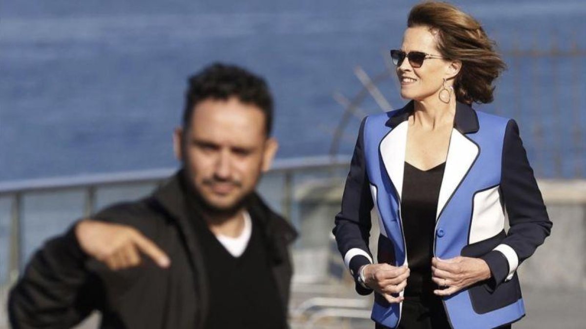 J. A. Bayona, junto a Sigourney Weaver, en San Sebastián, donde presentaron 'Un monstruo viene a verme'.-EFE / JUAN HERRERO