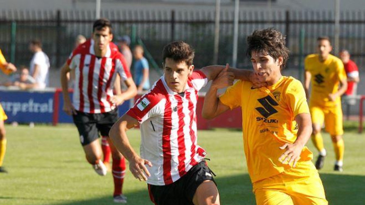 Soto, autor del gol blanquinegro, pugna con un defensor del Athletic B.-SANTI OTERO