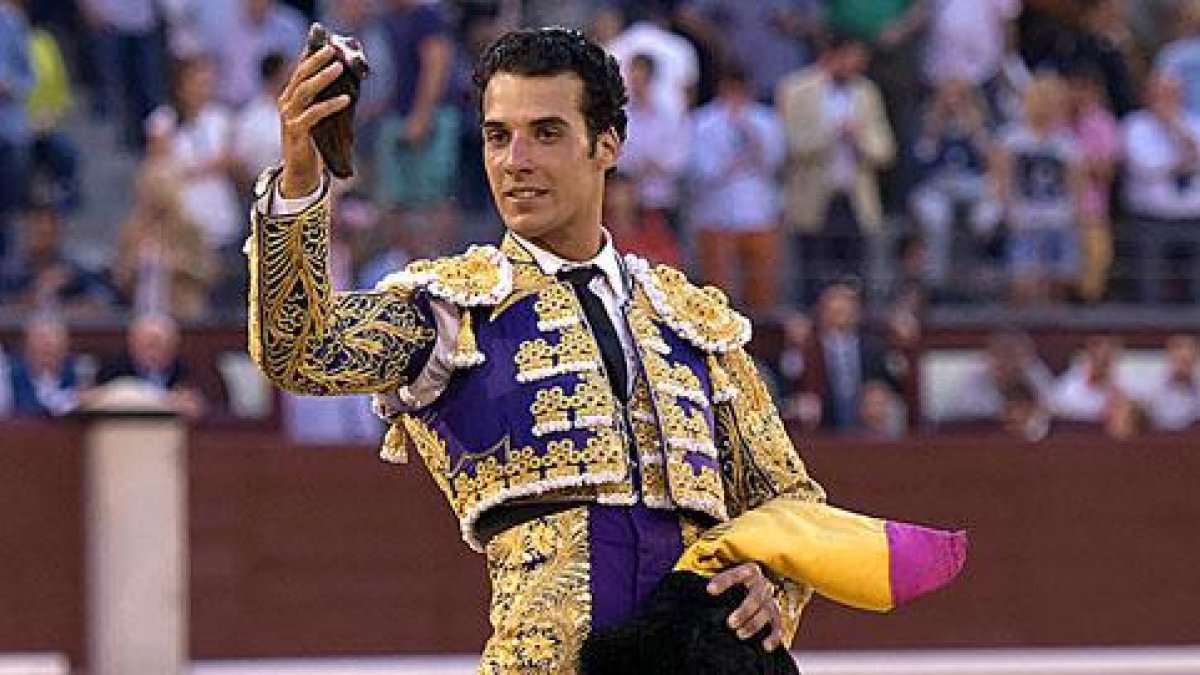 Morenito en Las Ventas muestra uno de sus trofeos.-ECB