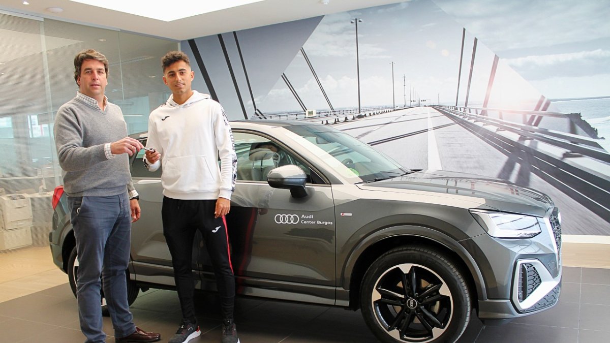 Nicolás Álvarez recoge el vehículo en las instalaciones de Audi Center Burgos de manos del gerente de la empresa, Fernando Andrés García-Angulo. ECB