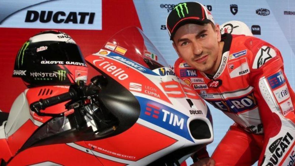 Jorge Lorenzo acaricia su nueva Ducati, en la presentación de hoy en Bolonia.-EFE / GIORGIO BENVENUTI