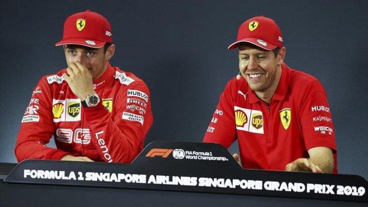Charles Leclerc y Sebastian Vettel, en la confrrencia de prensa del GP de Singapur.-AP 7 YONG TACK LIM