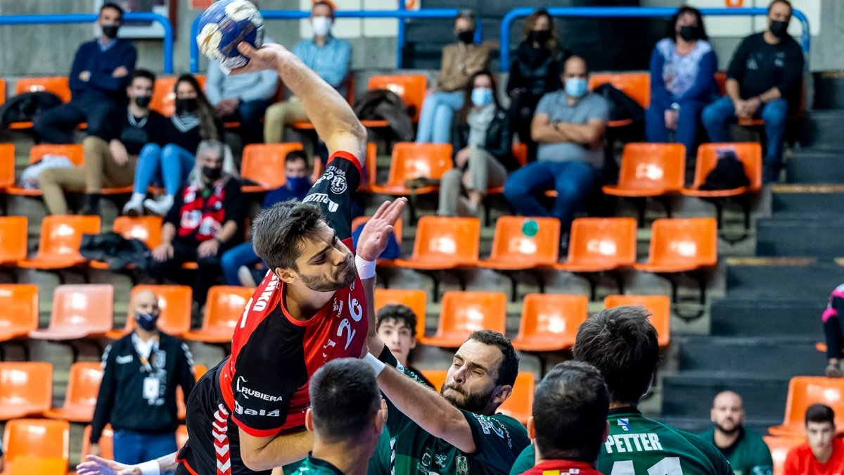 Dashko arma el brazo en el partido disputado en El Plantío. SANTI OTERO