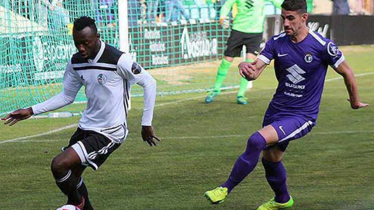 Undabarrena persigue a Owusu durante el partido de ayer en El Helmántico.-ISABEL ANDRÉS