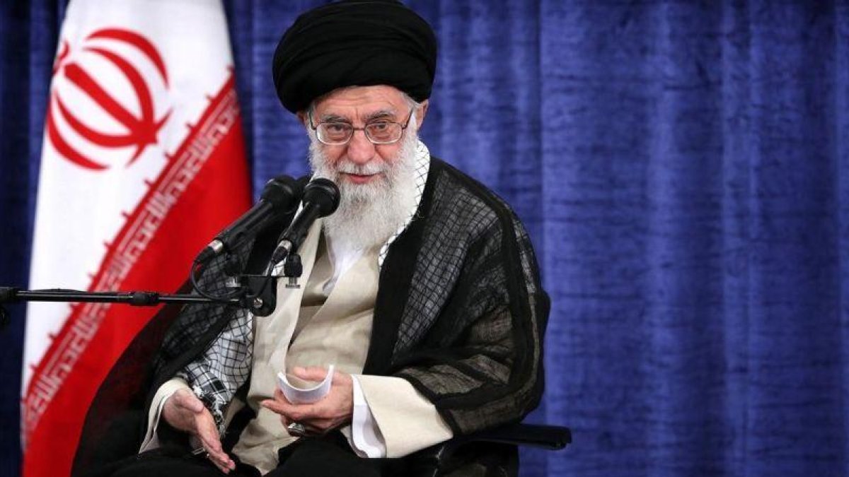 El ayatolá Alí Jamenei en una reunión con miembros del Gobierno iraní el 23 de mayo.-OFICINA DEL LÍDER SUPREMO IRANÍ (AFP)