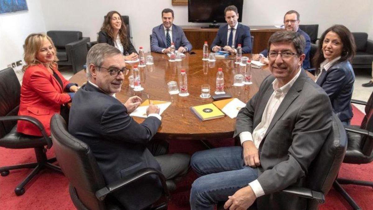 Los equipos negociadores de PP y Cs en Andalucía, este lunes por la tarde, en Sevilla.-EFE / JULIO MUÑOZ