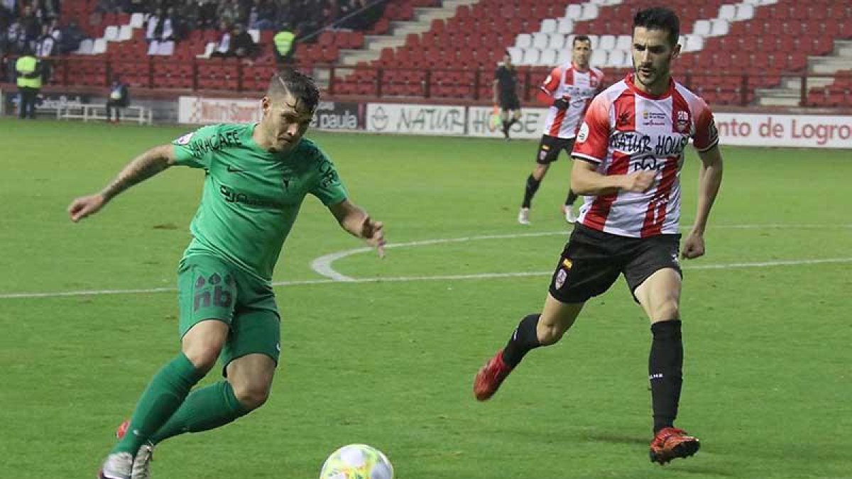 Juanma encara al burgalés Michel Zabaco durante el choque de ayer.-BURGOS CF