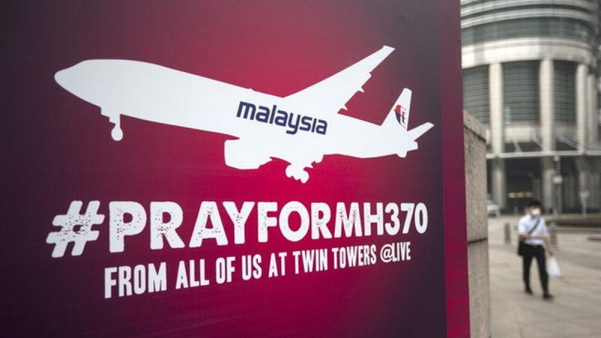 Cartel en recuerdo del vuelo MH370 de Malaysia Airlines, este viernes en el centro de Kuala Lumpur.-EFE / AHMAD YUSNI