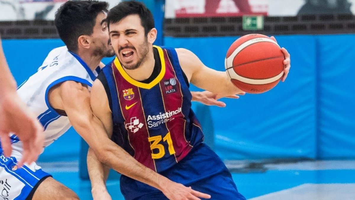 Dídac Cuevas se escapa de su par. FC BARCELONA