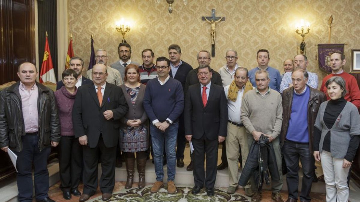 Rico, en el centro, con los alcaldes y representantes municipales de los 24 municipios.-S. O.