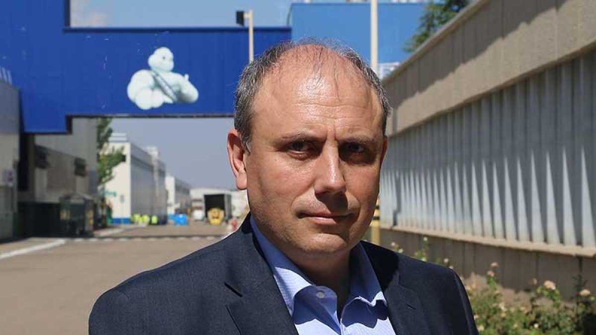 Moñux posa en la calle principal de la factoría de Aranda, la más grande del grupo en Europa.-