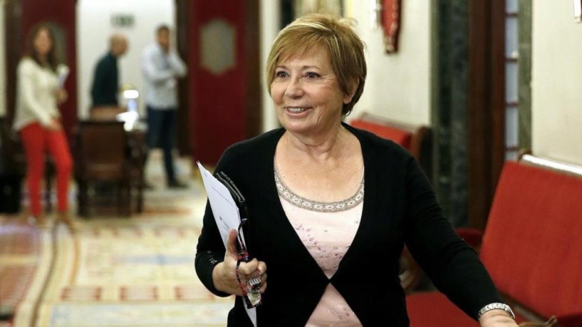 La vicepresidenta primera del Congreso, Celia Villalobos, este martes en los pasillos de la Cámara baja.-EFE