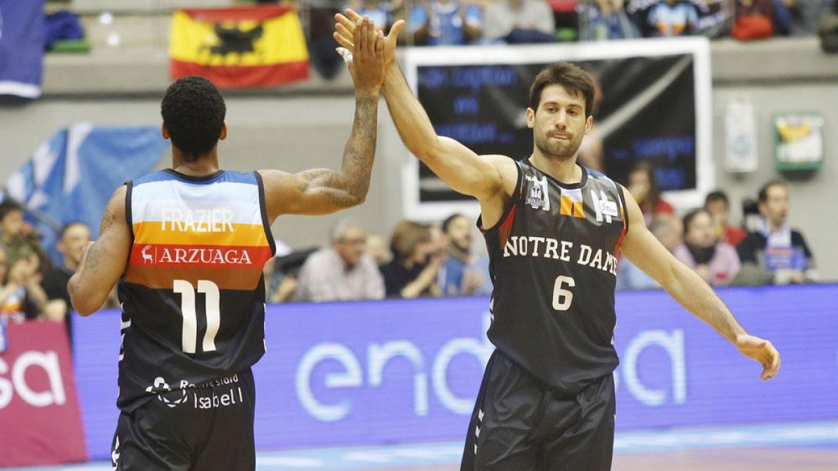 Frazier y Fitipaldo se felicitan durante el último partido de liga frente al Estudiantes.-SANTI OTERO