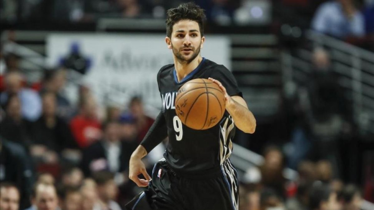 Ricky Rubio, en acción, en un reciente partido de la NBA.-KAMIL KRZACZYNSKI / EFE