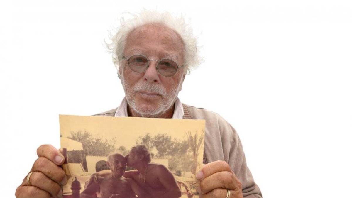 Siegfried Meir, en una imagen de 2013, sujeta una foto con Navazo en Ibiza.-ICAL