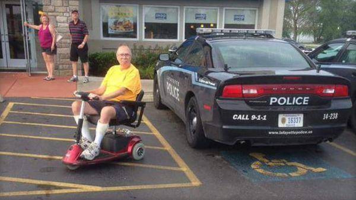 Un agente estaciona el vehículo de la policía en una plaza de discapacitados mientras desayuna.-Foto: THE TOOLMAN