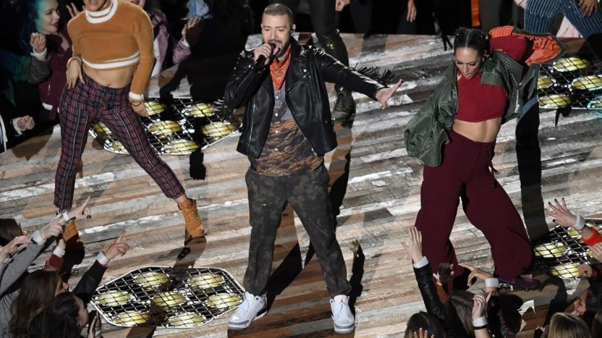 Timberlake y su calzado, durante la actuación de la Super Bowl 2018, este lunes.-AFP / ANGELA WEISS