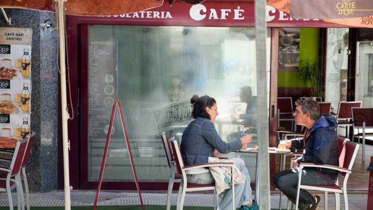 Bares y terrazas de municipios de menos de 10.000 habitantes, como este de Vitigudino, abiertos al público desde este fin de semana con las medidas sanitarias de protección frente al coronavirus