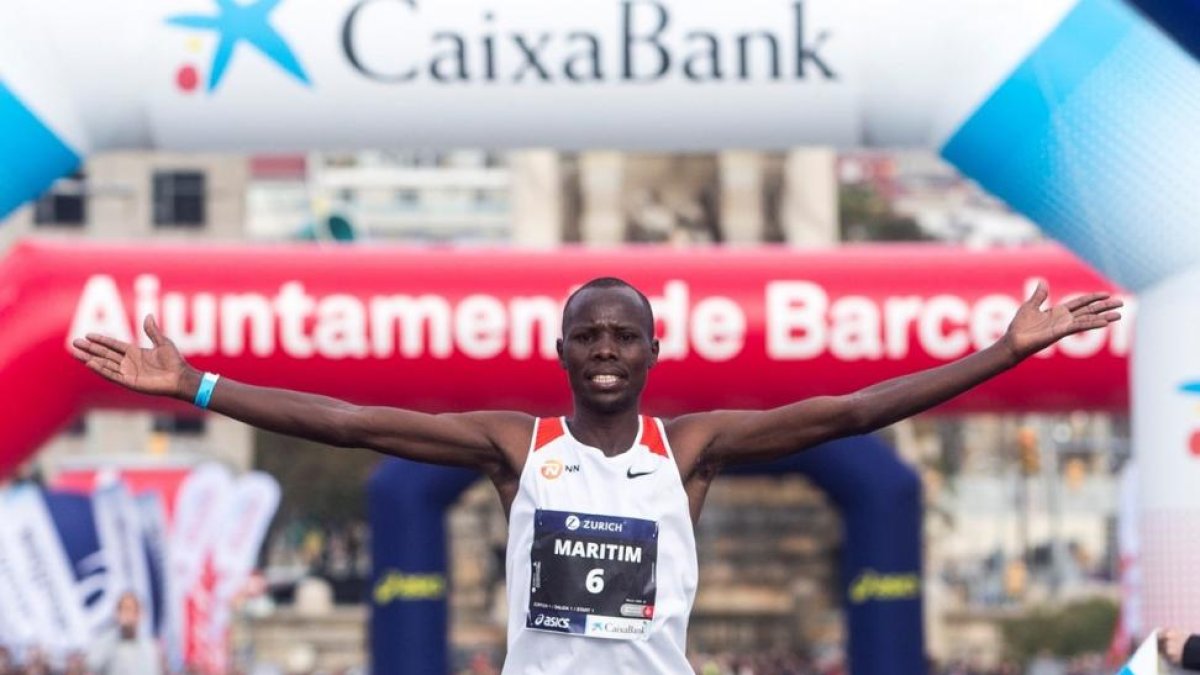 El keniano Anthony Maritim entra vencedor con 2.08.08, su mejor marca personal.-QUIQUE GARCÍA (EFE)