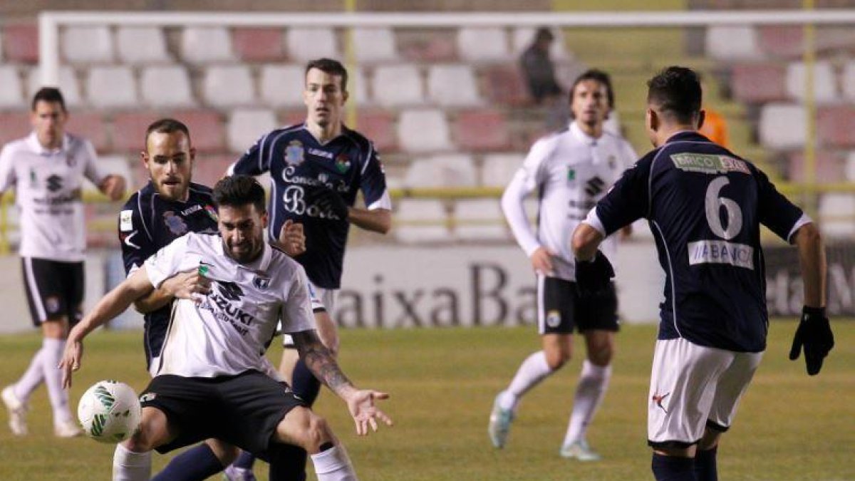 Adrián protege el balón en un choque disputado en El Plantío.-SANTI OTERO