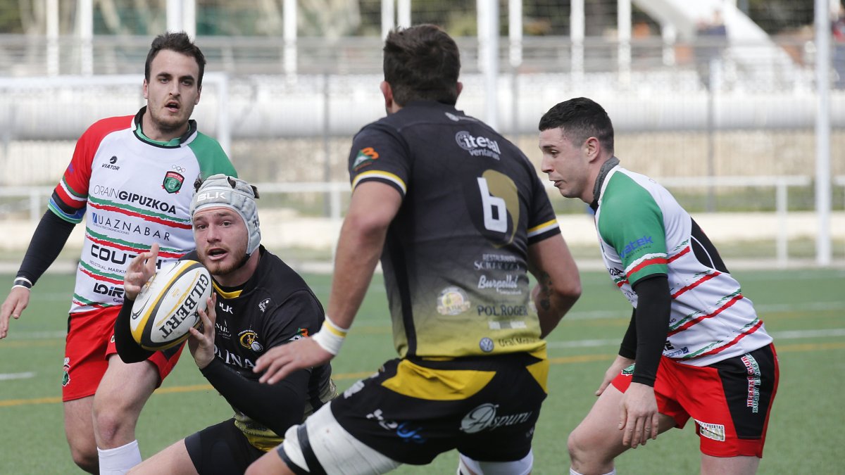 Facundo López transmite el oval a Juampi Guido. SANTI OTERO