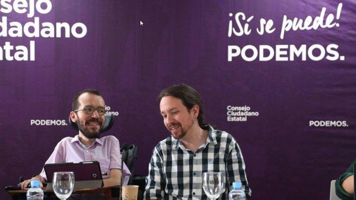 El líder de Podemos, Pablo Iglesias, junto al secretario de Acción de Gobierno del partido, Pablo Echenique en el Consejo Ciudadano Estatal.-DAVID CASTRO