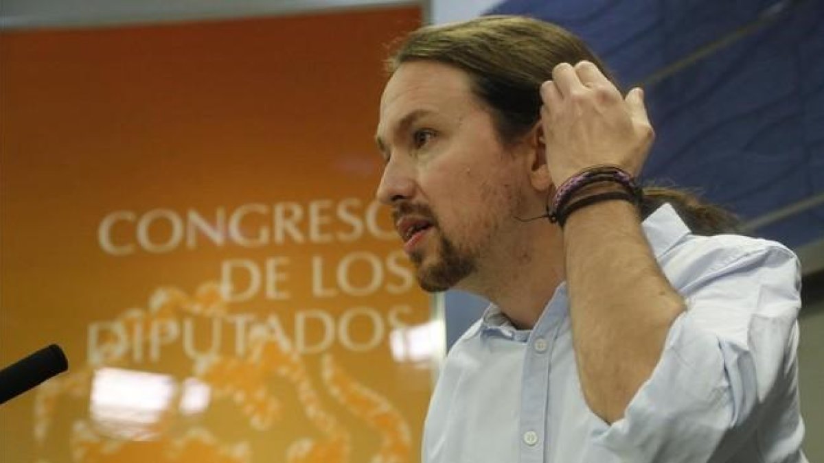 Pablo Iglesias comparece en rueda de prensa en el Congreso este martes.-AGUSTÍN CATALÁN