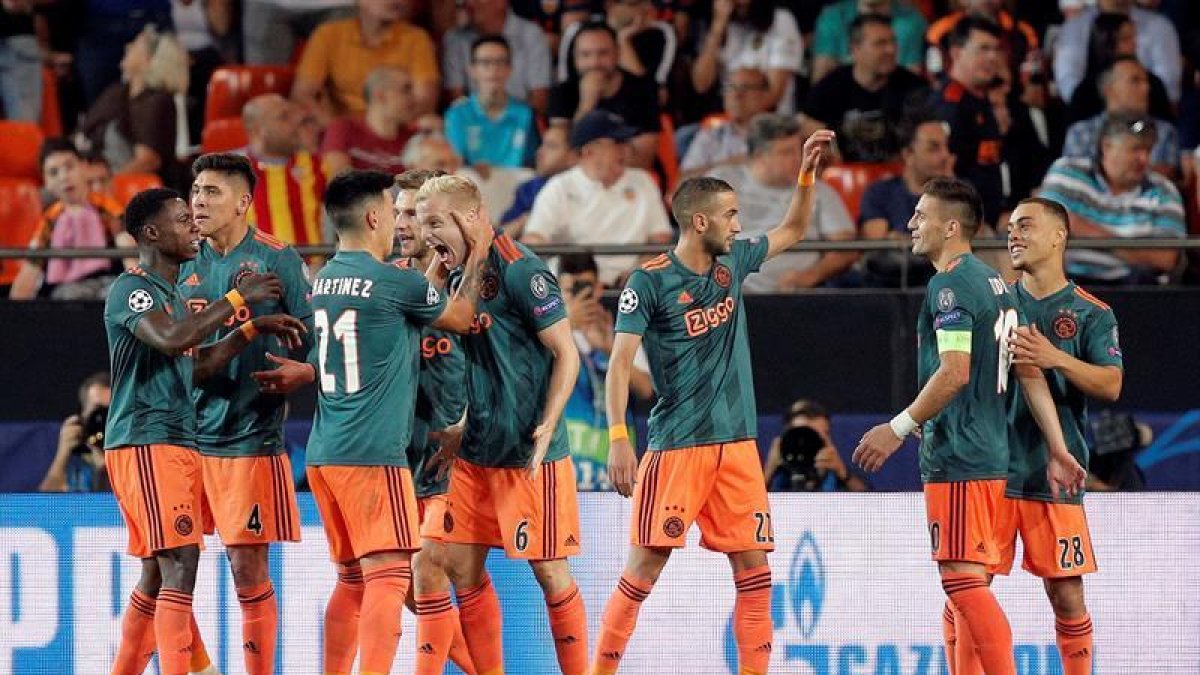 Los jugadores del Ajax celebran uno de los goles.-EFE / KAI FOSTERLING