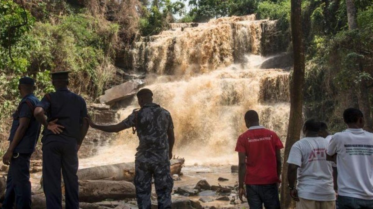Policías y voluntarios frente a la cascada en la que un árbol mató a 18 personas.-CRISTINA ALDEHUELA