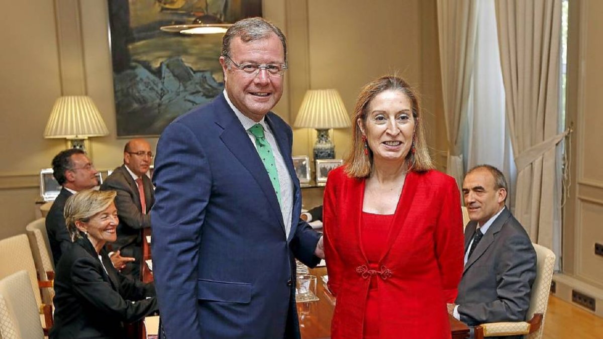 El alcalde de León, Antonio Silván, y la ministra de Fomento, Ana Pastor, reunidos en Madrid.-Ical