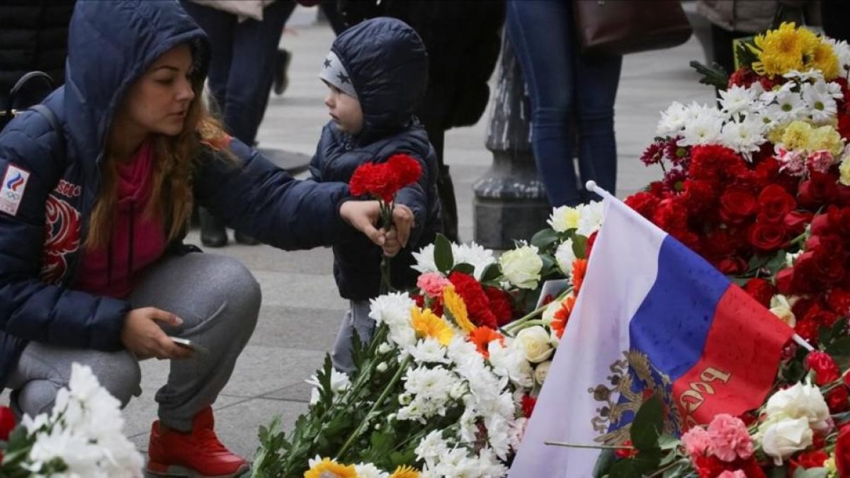 Flores en recuerdo a las víctimas del atentado en el metro de San Petersburgo.-REUTERS