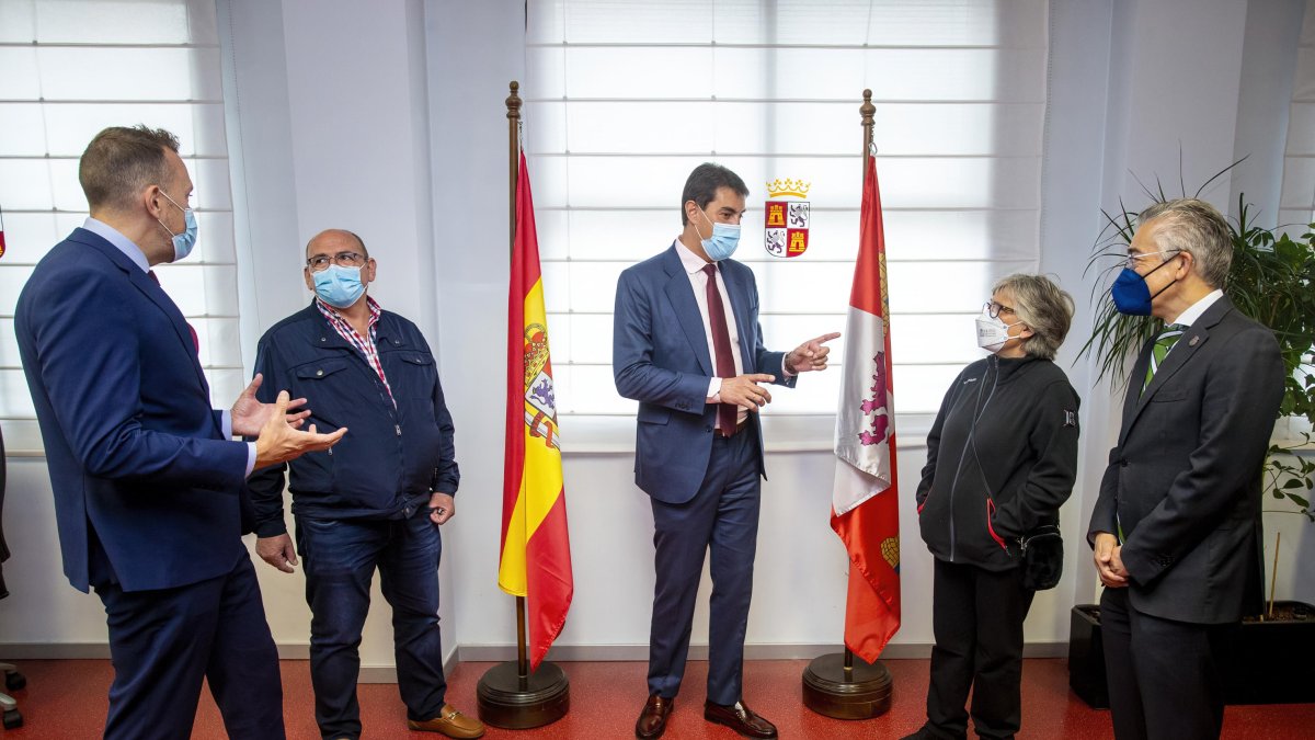 En el centro, Ibáñez conversa con la alcaldesa de Ahedo de Bureba. SANTI OTERO