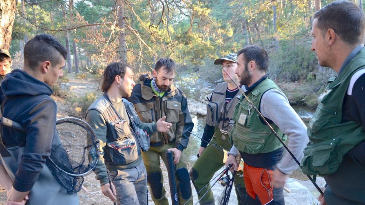 Varios promotores de la asociación durante una jornada de pesca.-R.F.