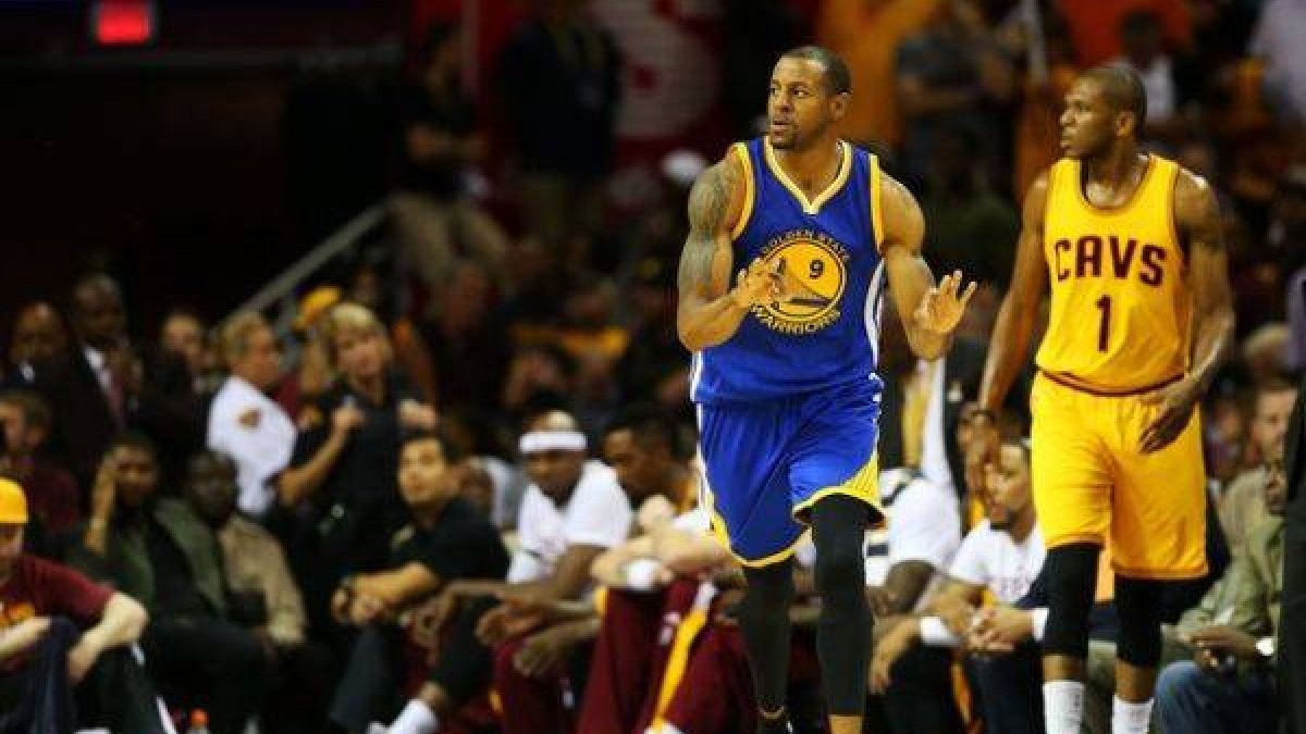 Andre Iguodala celebra una canasta durante el partido ante los Cavaliers.-Foto: AFP / RONALD MARTINEZ