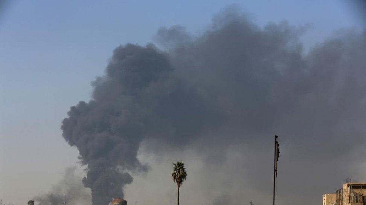 Una columna de humo se eleva en Mosul.-KHALID MOHAMMED