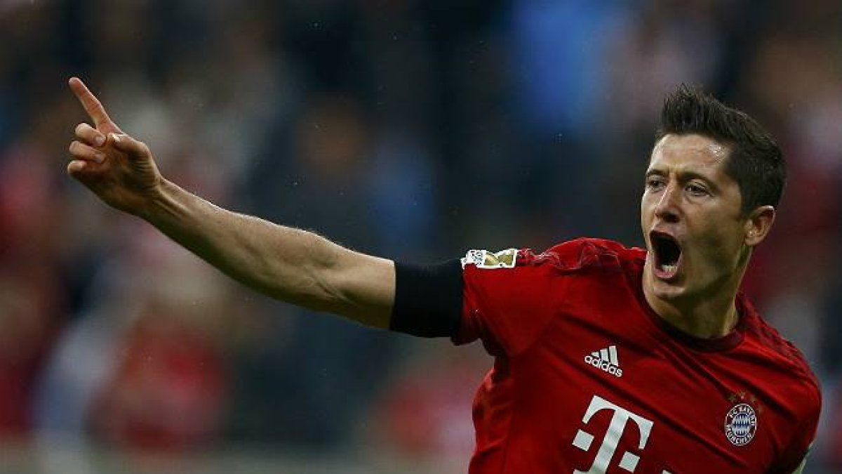 El polaco Lewandowski (Bayern) ante el Wolfsburgo.-