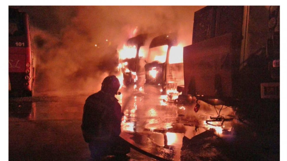 Imágenes del incendio de madrugada y del estado de los vehículos.-ISRAEL L. MURILLO